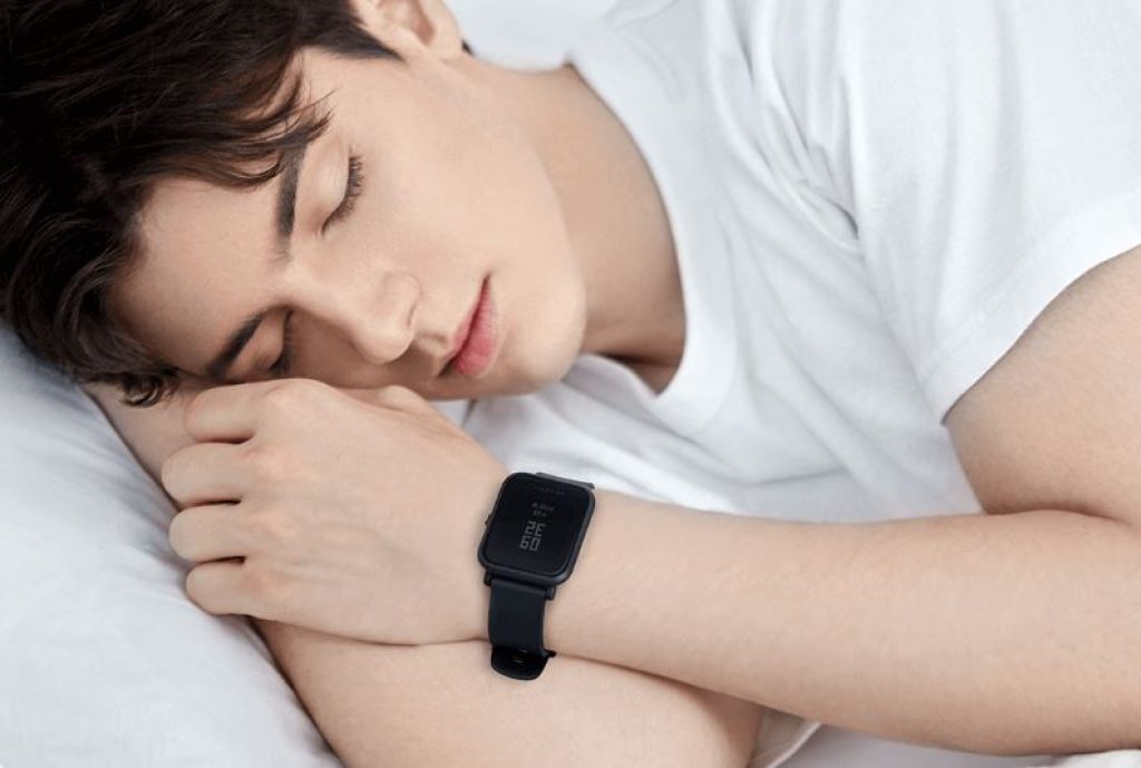 Homem dormindo com o Amazfit Bip Lite no pulso